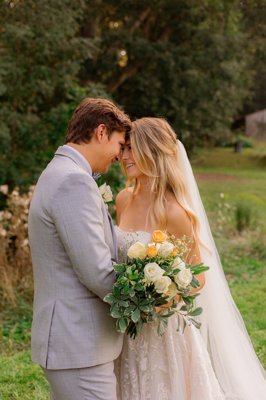 Who pays for the wedding in America?